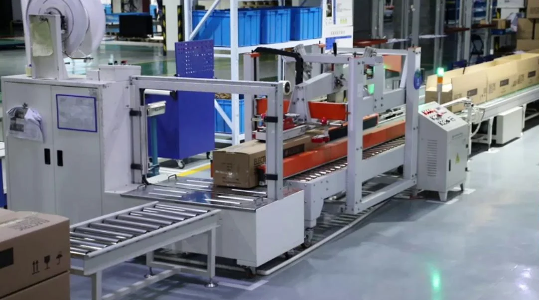 Automatic packaging machine surrounding a boxed product